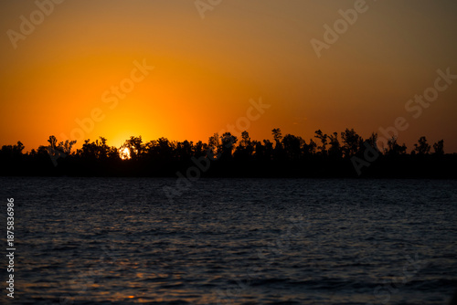 Atardecer en el río