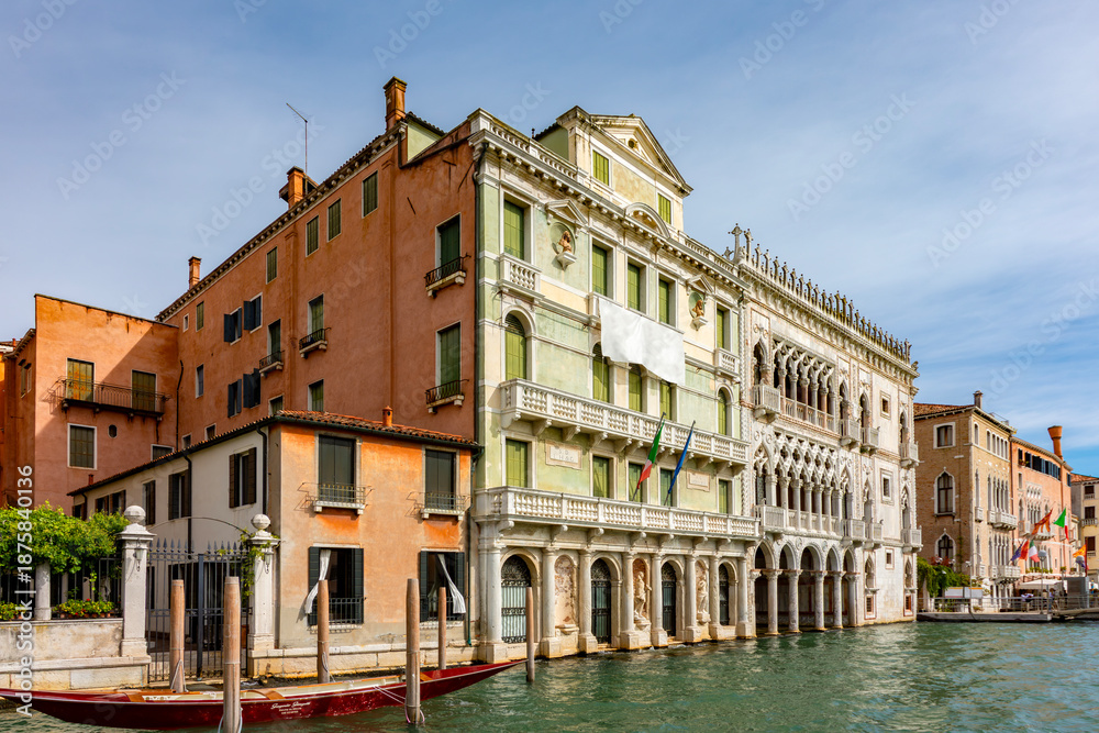 Obraz premium Venice medieval architecture along Grand canal with Ca d'Oro palace, Italy