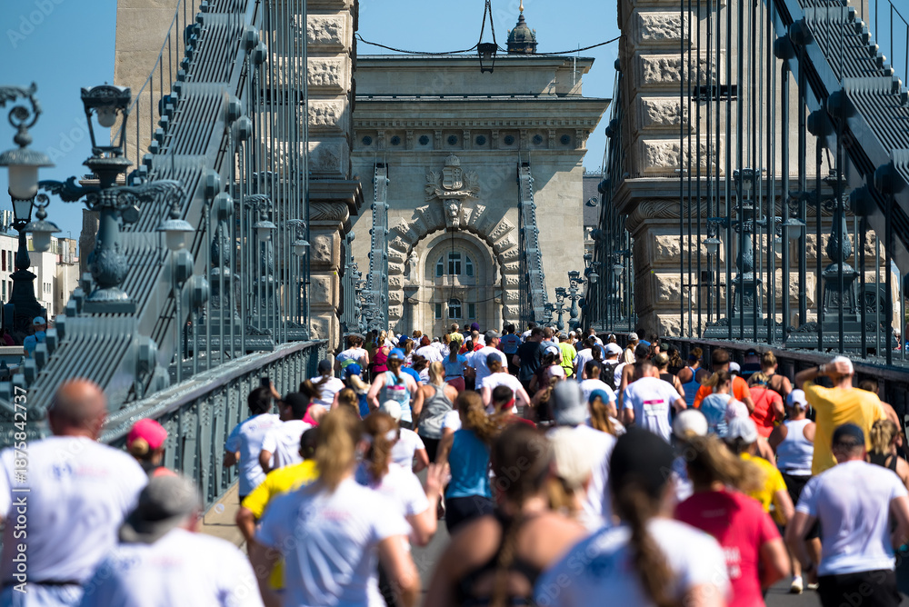 Obraz premium Crowd of runners on Chain Bridge