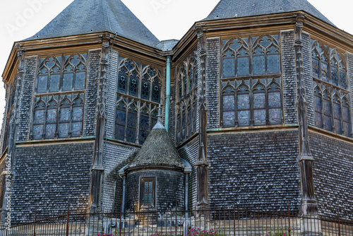 Foto An ancient wooden church Eglise sainte Catherine with 2 buildings in Honfleur Normandy France