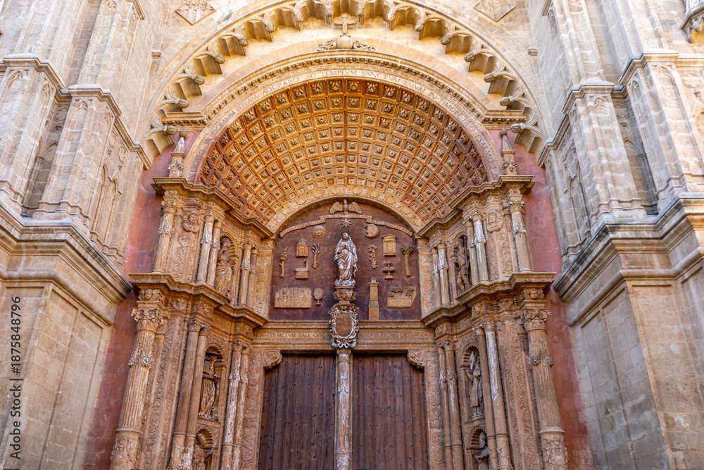 Obraz premium Intricate architectural details of a grand entrance.. Cathedral of Palma de Mallorca, Spain