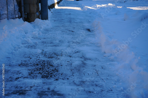 Photos Geräumter von Schnee befreiter Gehweg