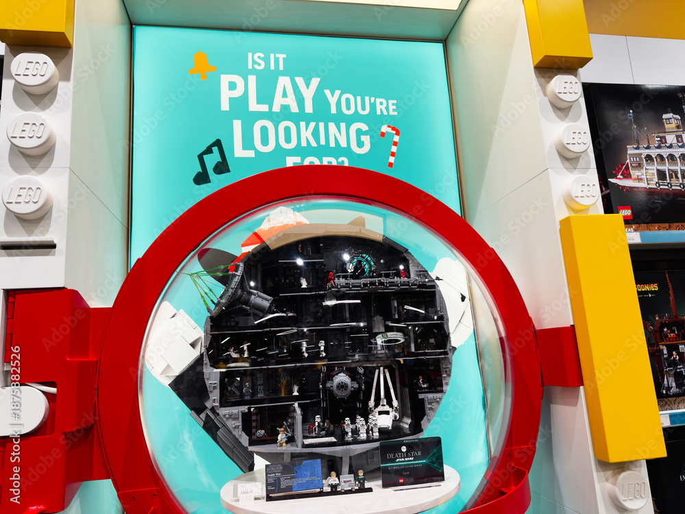 Fototapeta premium Manchester LEGO display featuring Death Star centerpiece in a bright store window