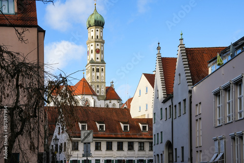 Fotografia The building with the striking onion dome is the Catholic Basilica of St