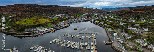 Fotografia a an aerial view of the picturesque Tarbert Harbour in the village of Tarbert, L