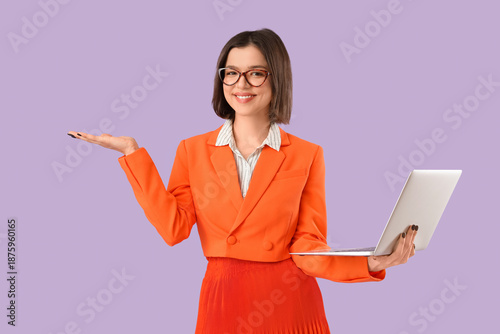 Young businesswoman with la...