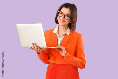Young businesswoman with la...