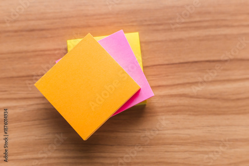 POSTS O NOTAS DE 3 COLORES SOBRE UNA MESA 