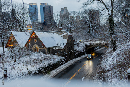 CONTRASTE DE LA CASA ANTIGUA Y RUSTICA CON UN FONDO DE EDIFICIOS CON UNA VIDA NORMAL.