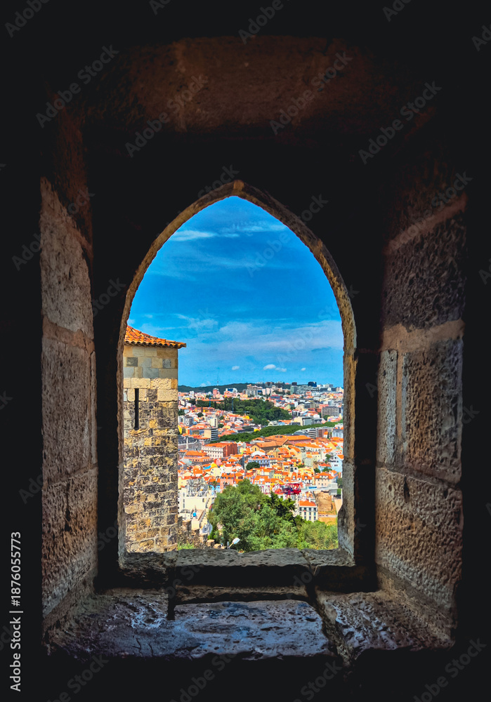 Fototapeta premium Panoramic city view framed by an ancient arch.