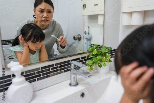 Billede på lærred stubborn child girl refusing to brush her teeth in the bathroom