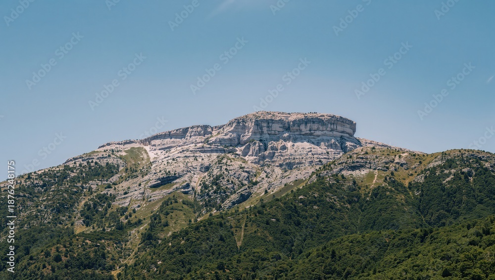 Obraz premium Snowy mountain peaks above forested slopes representing hiking, adventure, and outdoor exploration concept.