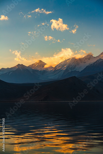 Fotografía Epic Orange Alpenglow and Dramatic Clouds over Muztagh Ata Peak and Karakul Lake