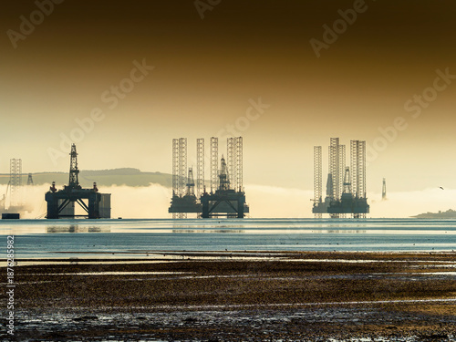 Foto Oil rigs standing in the Cromarty Firth during morning mist
