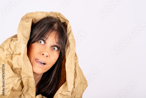 Foto Frau eingewickelt in Packpapier