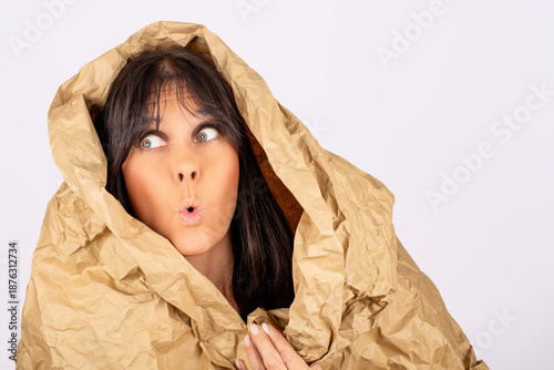 Φωτογραφία Frau eingewickelt in Packpapier