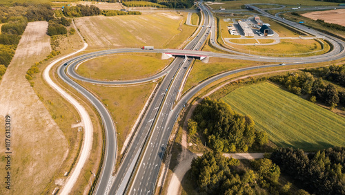 Canvas Print Cars driving on wide multilane expressway