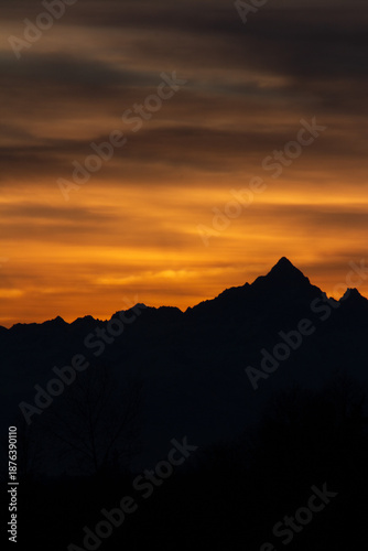 Obraz na plátně Tramonto Monviso Dalle Langhe di sera