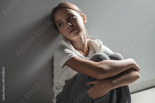 Canvastavla Lonely child tilting head back looks offended expressing sorrow