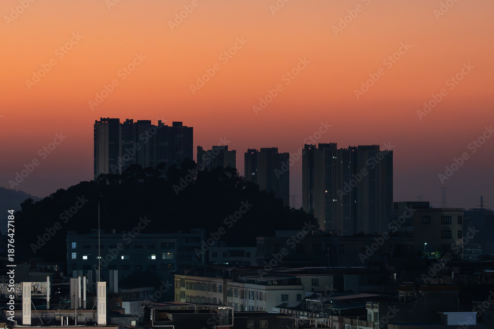 Obraz premium Urban cityscape panorama of the Los Angeles and Seattle skylines at sunset featuring downtown skyscrapers under a glowing dusk sky