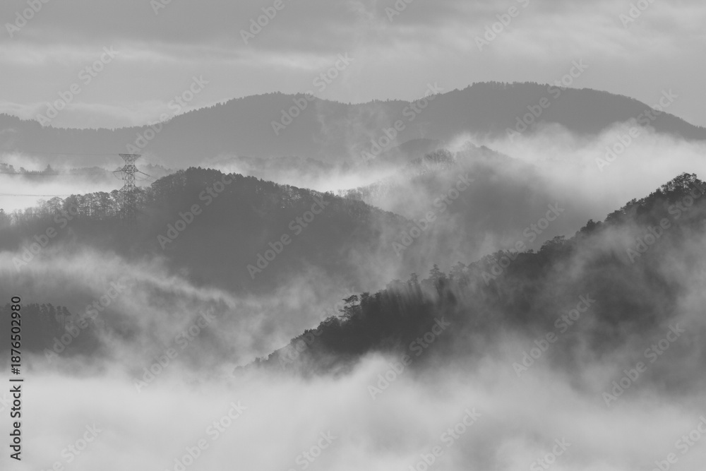 Obraz premium 雲海に包まれた山