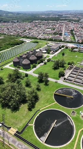 Indústria de saneamento com tanques de tratamento de água e esgoto, evidenciando infraestrutura ambiental, processos biológicos, controle de efluentes e gestão sustentável dos recursos