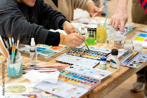 Canvas-taulu Adults learning watercolor painting during art class