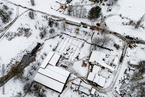 Konstfotografi Novi Sad, Serbia - January 14, 2026: An aerial view of a rural residential property covered in snow