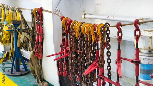 Foto Heavy duty maritime lashing chains and ratchets for cargo securing on a vessel deck
