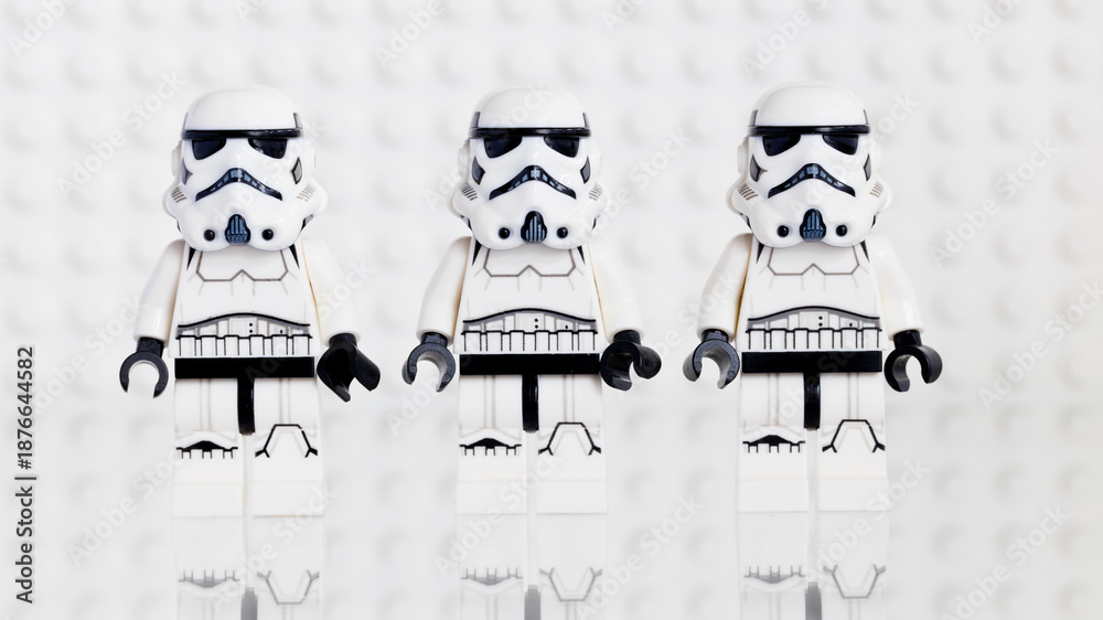 Fototapeta premium Dortmund - Deutschland 14. Januar 2026 Lego Minifiguren Stormtropper - Studio Aufnahme 