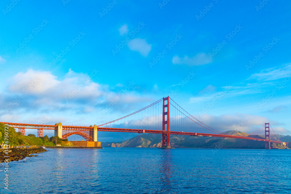 Fototapeta premium View of Golden Gate Bridge along the coastline in San Francisco