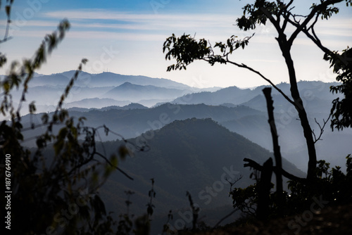 Foto Foggy sunrise over the Cordillera de la Costa mountain range in Miranda State, Venezuela