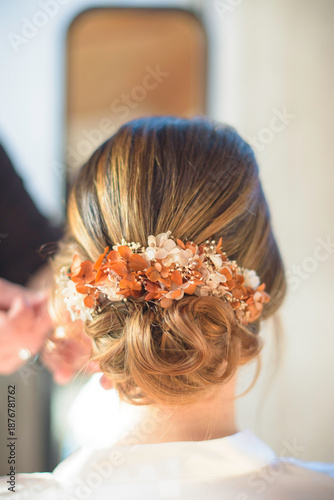 Chignon, coiffure de mariage avec fleurs séchées couleurs d'automne