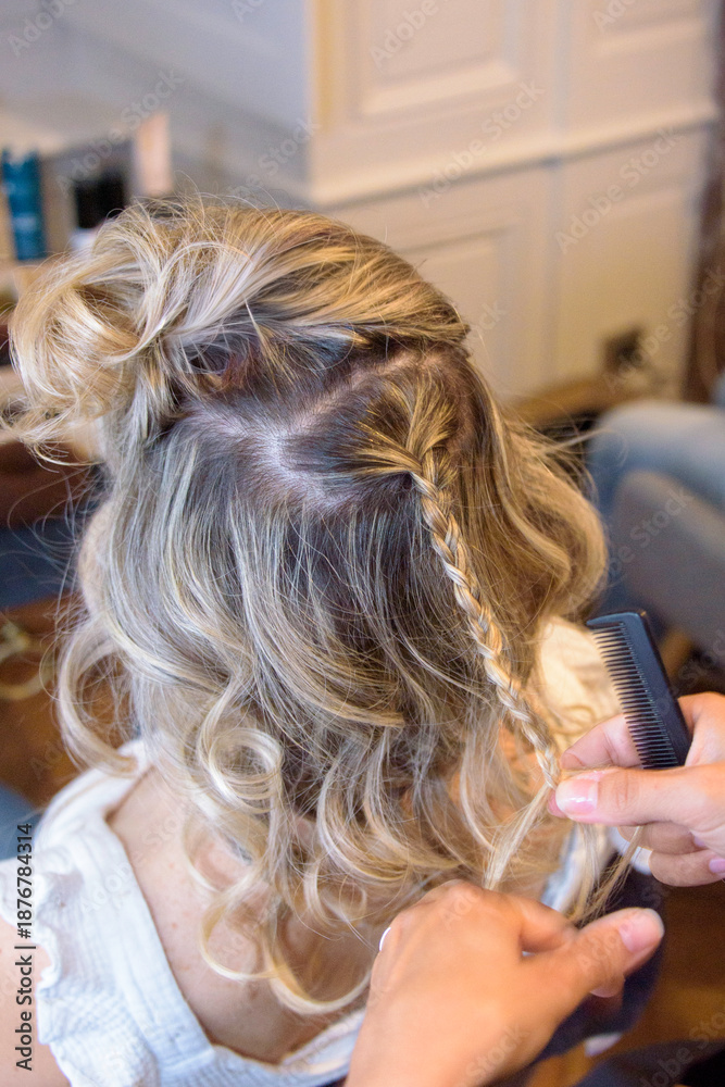 Fototapeta premium Coiffure femme, boucles et chignon de mariage