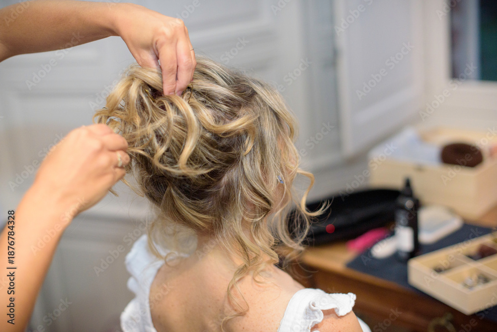 Fototapeta premium Coiffure femme, boucles et chignon de mariage