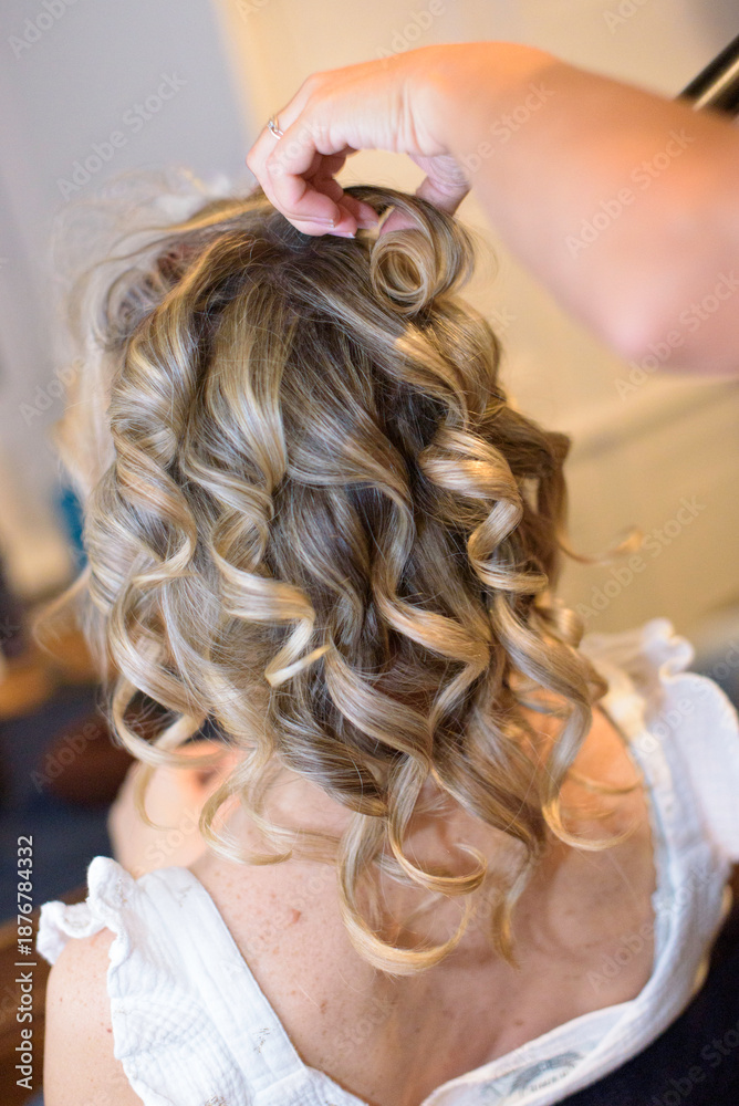 Fototapeta premium Coiffure femme, boucles et chignon de mariage