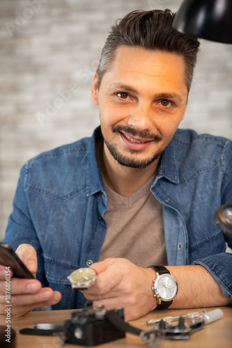 Bilde på lerret clockmaker repairing wrist watch at workshop