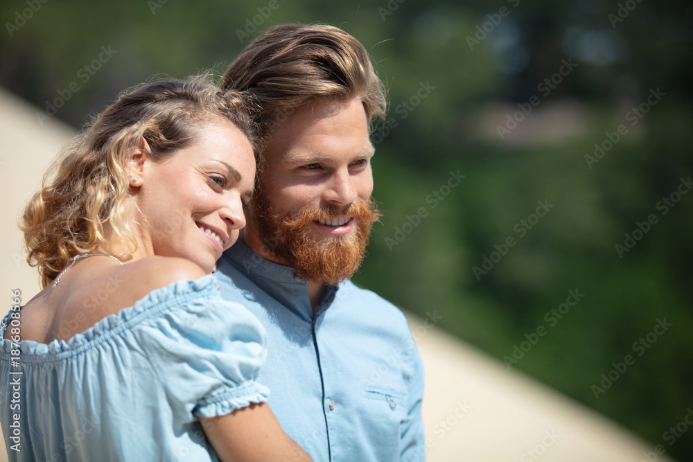 Obraz premium happy couple on a dune