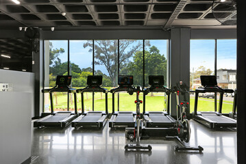 Fotobehang Fitness Moderne sportschool met krachtapparatuur  © ramani