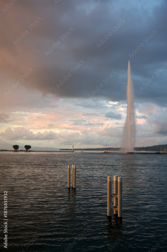 Fototapeta premium Jet d'eau de Genève au soleil couchant