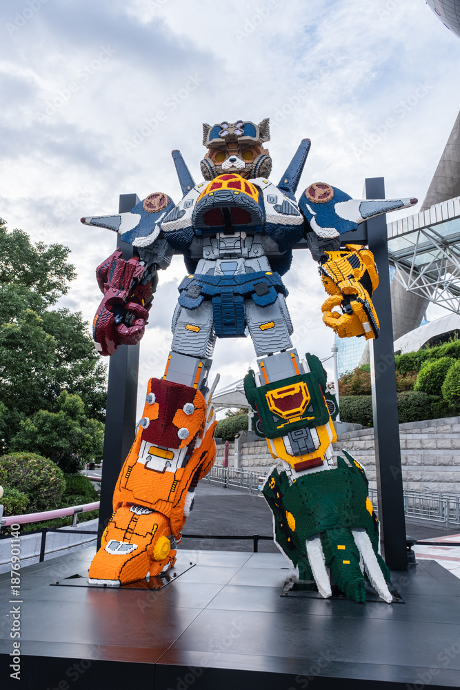 Fototapeta premium Shanghai, China - September 23, 2025 The image features Herobot 9000, a massive sculpture made from 2.8 million individual LEGO bricks