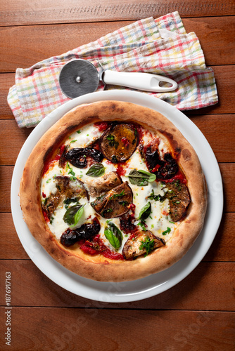 Pizza italiana con melanzane, mozzarella e pomodoro 