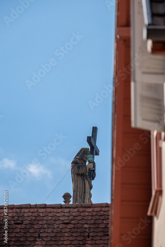 Statue mit einem Kelch und dem Kreuz Christi, Heidelberg