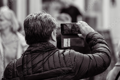 Person macht mit dem Handy ein Foto