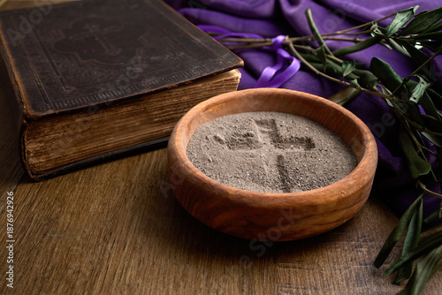 Foto Ash wednesday lent preparation with ashes, cross, bible