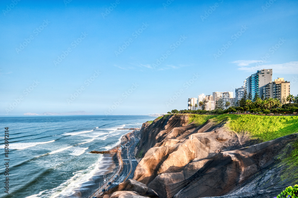 Fototapeta premium Cliffs on the Pacific Ocean Coast near Miraflores, Lima during a Sunny Day