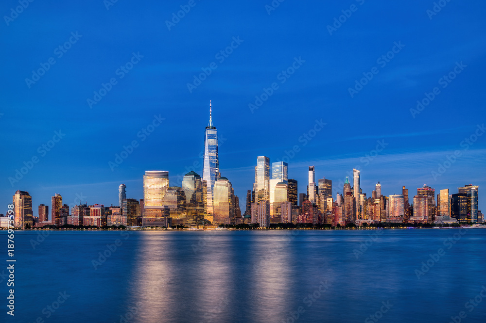 Obraz premium Illuminated New York City Skyline View at Dusk, New York
