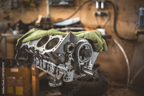 Schilderij op canvas Engine block with timing chain and gears in a workshop setting