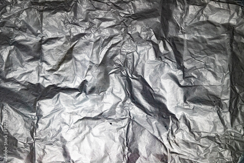 Fotografía Primer plano de papel de aluminio arrugado mostrando superficie metálica con pliegues, dobleces y reflejos