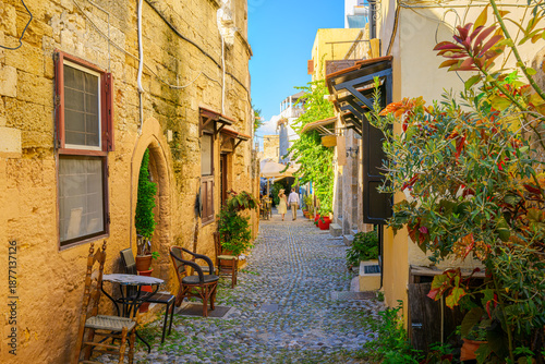 Tableau sur toile A narrow cobblestone alley in the picturesque medieval old town of Rhodes, on the Mediterranean island of Rhodes, Greece